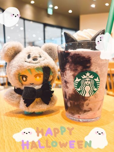 話題の黒猫フラペチーノを飲んできました。先日のスタバは、これがもう発売されてるとユミさんが思いこんでフライングしたというのが真相です。