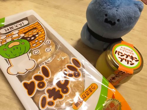 お土産が気になってるねこさん