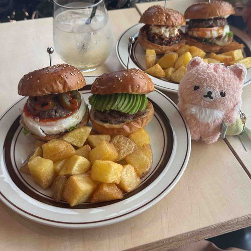 地元のハンバーガー屋さん！
小さめバーガーを２つ選べたんだけど、
種類がたくさんあって
全部美味しそうで迷っちゃった🍔
アボカド🥑とハラペーニョ🌶️にしたよ！
辛いのも好き！美味しかった❣️
お友達はクリームチーズ🧀とてりやき🍳にしてた🎶
また他のも食べに行きたいな😚
