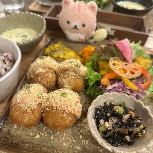 ずっと行ってみたかったレストランに行ったよ！
大好きなコロッケのプレート🥔
ずっしり大きなポテトコロッケが4つも！
お野菜がたくさん食べれて大満足💞