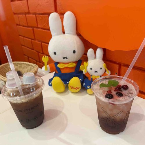 お店にいたミッフィーちゃんとドリンク撮影させてもらった🍴💖