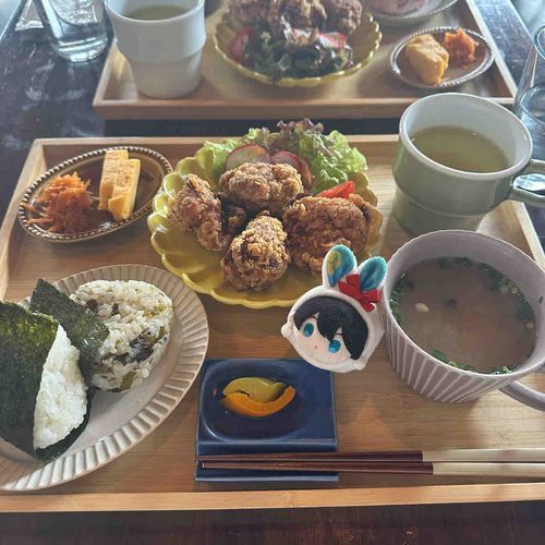 福岡県うきは市に旅行してきたよ🚗
いろんな果物やお野菜の名産地で美味しいものがたっくさんの大好きな土地🎶
少しずつ写真載せていきます📸
これはボリューム満点の唐揚げとおにぎり定食🍙