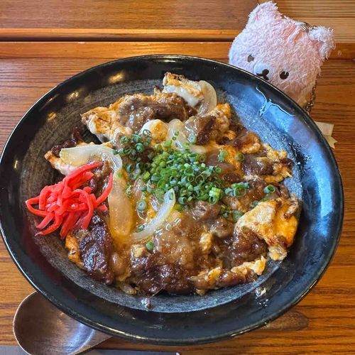 牛すじとろたま丼！
やわらかーく煮込んだ牛すじと卵がとろっとろで美味しかった💞
しっかりめの味で大満足！