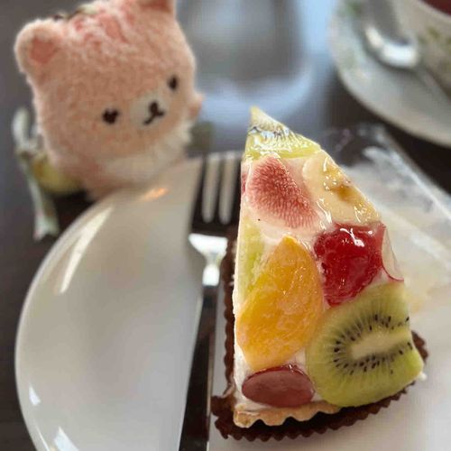 旬の果物をたくさん使ってる贅沢なケーキ💖
とっても美味しくて、これならホールで食べれちゃいそう…🤤
また食べたいなぁ🎶