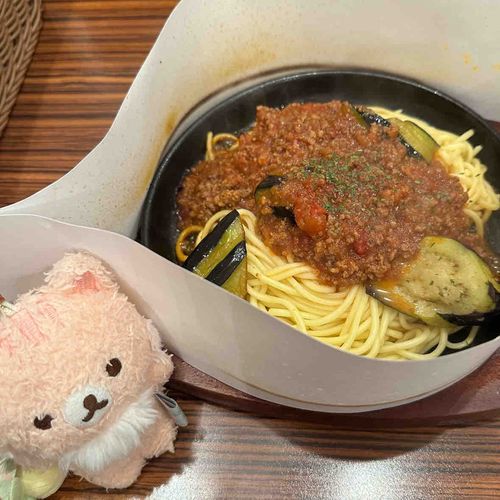 ナスのボロネーゼ🍆
鉄板で熱々！🔥