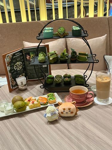 友達のシーサーと！
ぺんぎん？色のスイーツ！🍵