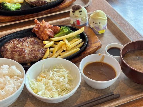 このハンバーグはみにっコ4人分くらいの大きさだな👨‍🦰