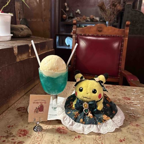 ぴかちゃんのお顔くらいのバニラアイスが乗ったクリームソーダ🍒