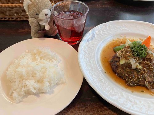 めいんのはんばーぐとあかいのみものはざくろじゅーす　３
