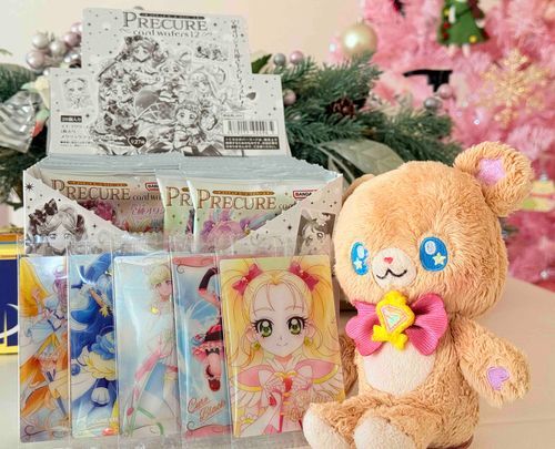 プリキュアカードの為にウエハースを食べるモフ！🧸