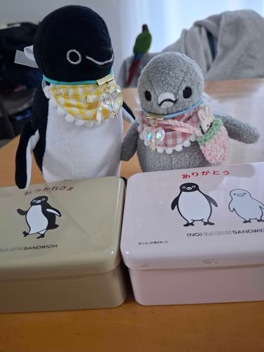 おにいペン、おいしそうなおみやげもらったね♪
うん、缶の柄がぼくたちににてる！