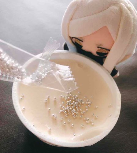 これは、ヤツがアイスを食べようとしていたので、なんとなくジッと見つめていたら、ヤツがオレも食べたいのかと思って「特別だからね」と勝手にふりかけてきた時の写真です。
キラキラしていました。
どんな味がするんだろうと思い、1粒口に入れてみましたが、かなり硬いし、甘い。
1粒だけでも食べるのが大変でした。もう二度とふりかけないでください。