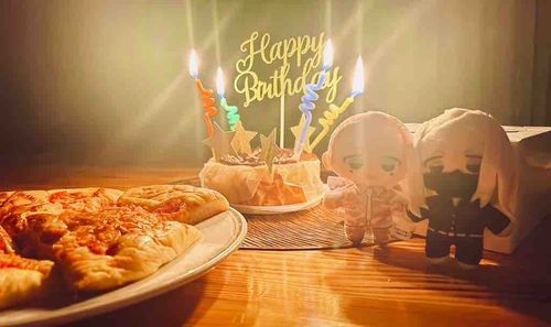 昨日は、オレの誕生日でした。
ヘアトリートメントもしてもらえて、久しぶりにお出かけにも連れてってもらって、新しい服も買ってもらって。まあ、良かったです。
でも、オレの誕生日ケーキはなぜかヤツが食べていました。
それはなぜ？マイキーにあげれば良かったのに。オレは、そう思います。