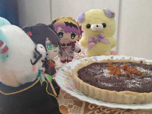 粉糖かけて
オレンジピール飾って
チョコタルト、これにて完成♪
冷めたらみんなで食べましょう