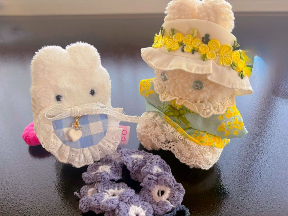 ぬいたちを かわいがってくれていたおじいちゃんへ さいごのプレゼント。
ネモフィラ(のつもり)のお花には、『すがすがしいこころ』『どこでもせいこう』ってはなことばが あるんだって。あたらしいたびたちのおまもりに。いってらっしゃい︎🌼💙