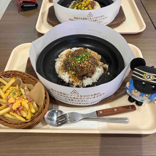 せっしゃしのぶくんのがちゃがちゃができるってきいてやってきたのににゅうかしてないって、、、にくくってやる