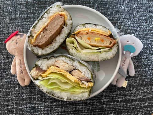 お母さんがお昼作ってくれてた！
私の好きなオニギラズ😘
（今日は学校早く帰ってきたよ☆）