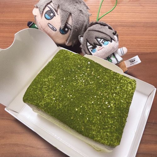 抹茶のケーキ買ってきたよ！
金箔が乗っててキラキラしてるね✨