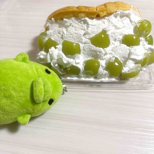 致死量の生クリームとシャインマスカットだっち！！糖分補給だっち！