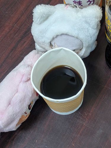 りく:こーひー　ぶらっく
これ　つくりて　の　すきな　のみもの
ちょと　くせに　なる　あじ　でも　「にがっ」て　なる　こ　も　いた