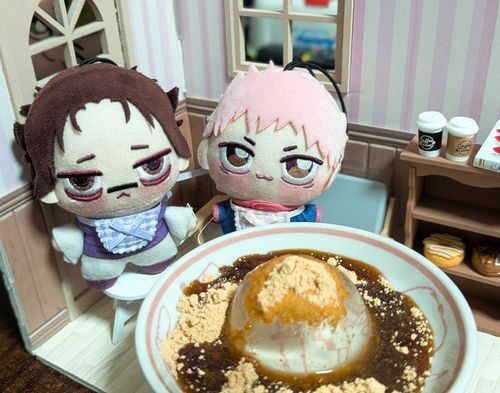 じゃじゃ～んっぴ！
きな粉と黒みつマシマシっぴよ
これがおうちで食べる、だ・い・ご・みっぴ❣️

ゆうじ、のどにつまらせないように、よく噛んでたべるっぴよ
ふたりでも食べきれないくらいあるっぴね…
しかたないっぴ
後ろのやつにも分けてやるっぴ