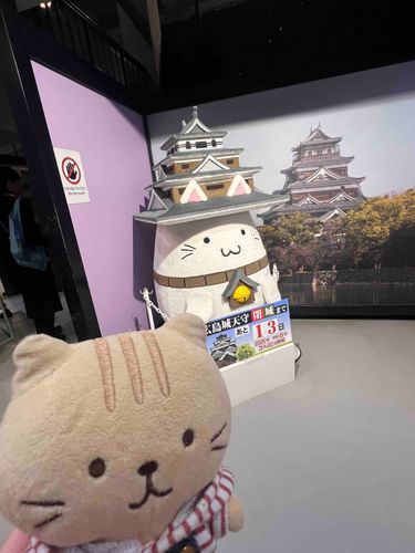 今日で閉城の広島城🏯に行った時の写真です。ちなみに奥のねこさんはしろうニャさんです😺