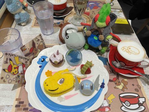 ようこそ！ポケモンカフェ
フライゴンモチーフの　スイーツがおいしくて　やすみは　とってもうれしそう！
