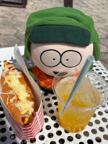 これはレモンソーダとチーズドッグよ
ソーダの方は蓋が空いてるから触らないようにね