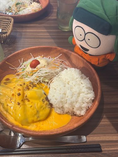 ハンバーグよ　美味しそうね
チーズでベタベタになっちゃうから触っちゃダメよ