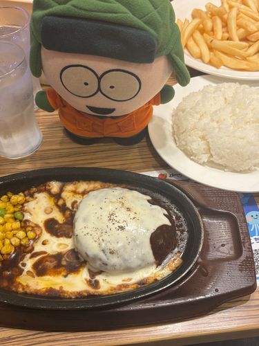 食べ物を羨ましそうな顔して見ないの！お前は胃袋ないでしょう