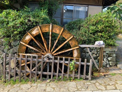 水車が回っているよ!
いいなぁ、ぼくん家にも水車があったらいいのになぁ