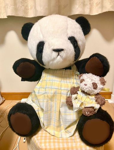 ゆりちゃん「湿度が高くて、と〜っても蒸し暑かったから、ロッタちゃんとお揃いのサマードレスに衣替えしました！
本当は新しいサマードレスが欲しいんだけど、今、ママさん忙しいらしくって、ミシンが封印されてしまっているの😞」