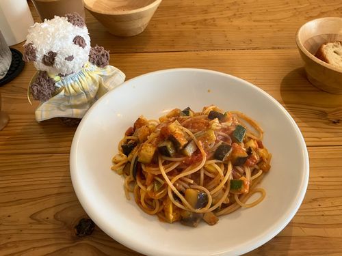 ゆりちゃん「用事で出かけた先で見つけて入ったお店で、茄子とズッキーニとキャベツのトマトパスタを食べたら、と〜っても美味しかったので、私もママさんも大満足だったの」