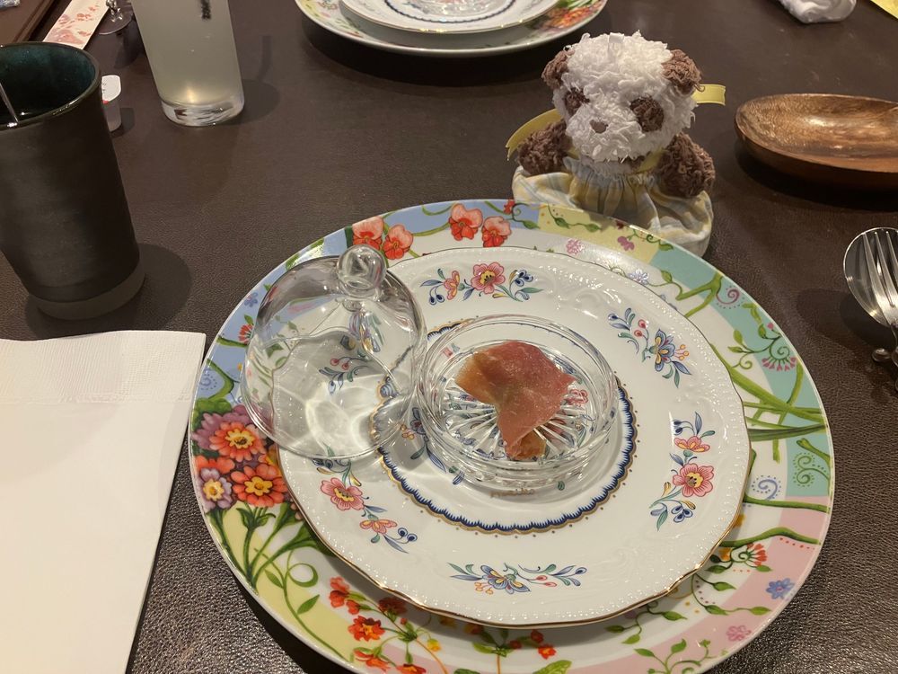 本日の美味しいもの 1
スペインのハモン・セラーノ
そしてハモン・セラーノの下は、メロンじゃなくて、果物の女王と称されるマスカット・オブ・アレクサンドリアだったんだ!
要するに“岡山のマスカット“的な名前だけど、アレクサンドリアは、アレクサンダー大王が創建した由緒正しい古都だから、なぜかその名前が最高峰に高貴で貴重な響きに聞こえるのはぼくだけなのかなぁ?
そしてお味は、至高の香りをまとった上品な甘さと塩味が絶妙な一皿(一口?)だったよ🤤