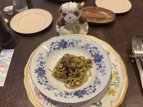 本日の美味しいもの 2
サザエのパスタ
アサリやホタテやムール貝のパスタはよくあるけど、サザエのパスタは初めて!
サザエの壷焼は、先っちょの緑黒いところが苦くて苦手なんだけど、このパスタは、その苦いところをソースに使ってるみたいで、最初口の中に入れた瞬間、ちょっと苦って思うんだけど、2口、3口と食べ進めると、お口の中に旨みが広がって、結局全部ペロリと食べれてしまうという不思議な初めて体験だったの