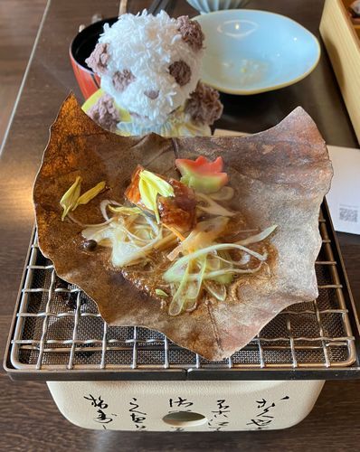 本日の美味しいもの 5
鰻と山椒の朴葉味噌焼き
美味しそうないい匂い! 日本酒ください!!