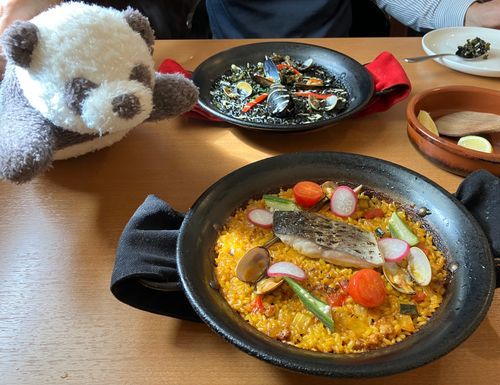 イカ墨のパエリアと魚介と野菜のパエリア
イカ墨の方は、これぞイカ墨というコク
魚介と野菜の方は、隠し味（隠れてはなくてしっかり香ったけど）のレモングラスが爽やかな、本場バレンシアを感じさせる味で、と〜っても美味しかったぁ〜