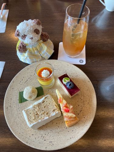 ゆりちゃん「ほうじ茶のシフォンケーキ、イチジクのフルーツタルト、カシスマロン、かぼちゃプリン、麩まんじゅう！デザートの盛り合わせ美味しかったの💕特にかぼちゃプリンは、今まで食べたかぼちゃプリンの中でもトップ３に入るなめらかな美味しさ✨もっと大きいカップに入ったのを食べたかったの😋