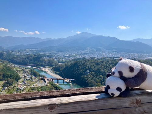 いい景色だけど、ぱんこ、あまり乗り出すと危ないよ!
あの1番手前の工事している鉄橋は、リニア中央新幹線の地上部分の工事だよ
いつ開通するのか分からないけど、それでも工事は地味に続いてるんだねぇ