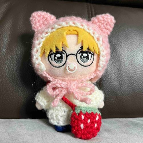 ぬしのお母さんがしょごにいちごのポシェットをプレゼントしてくれたよ！いちご好きだからうれしいね ♩