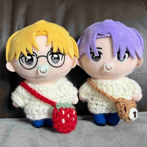 おそろいの白いニット！ふぇんにはくまさんのポシェットをプレゼントしたよ〜
ふたごみたいでかわいいね ♩