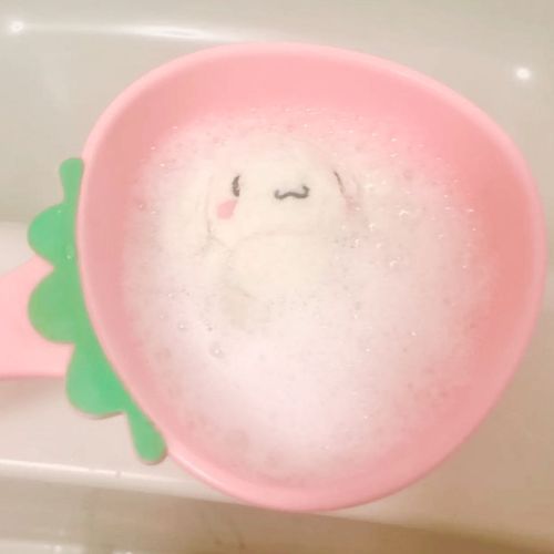 さっき汚れすぎているのがバレて、いちごのお風呂で洗われるぼく〜