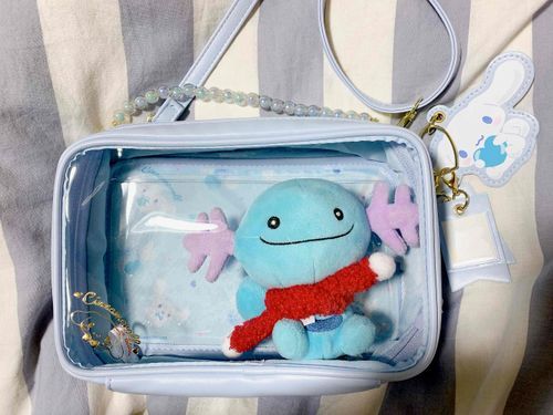 ごすじんはめりいくりすますのプレゼントにサンリオのぬいぐるみショルダーバッグをもらったんだって！うぱちゃんだけだとちょっとおおきめだけどとってもすごしやすいよ！