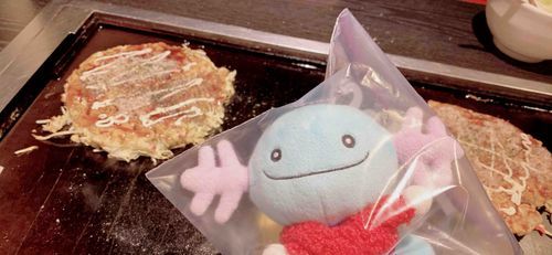 お好み焼きをたべにきたんだって！！！
ウパちゃんは…あぶないからって袋に入れられたよ…