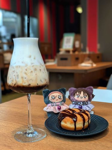 ここのカフェのドリンクはすべて大容量
ちみが隠れる程の大きさ☕