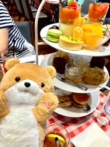 今日は念願のアフタヌーンティー‼️
どれも美味しかったけどカワ中のイチオシはハンバーガー！