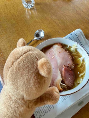 今日のお昼はラーメン〜
メチャでかチャーシューが美味しかったよー♪