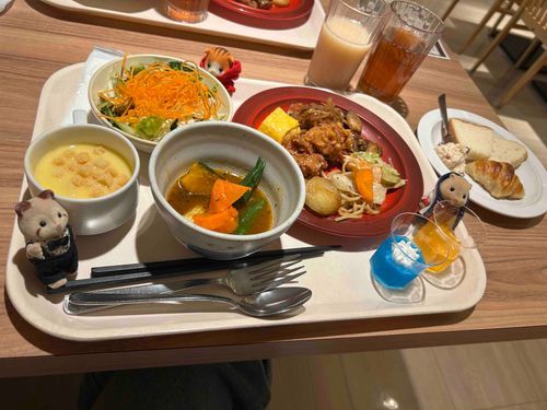 おねえさん、朝からこんなに食べるの、？

北海道限定見つけたらぜんぶとってた、、おなかぽんぽこりんなるよ

昨日もラーメンたべてたの、ちゃーちゃん知ってるよ