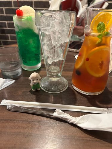 おねえさんとおねえさんのお友達とモバ編み会なんだって。

大きなクリームソーダと大きなフルーツティーだね。

[ひつじちゃん]