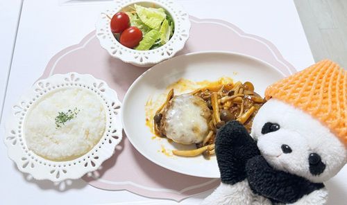 今日の夜ご飯は、ちょち（ギガぱん）が作ってくれた「煮込みハンバーグ」だよ🍽️